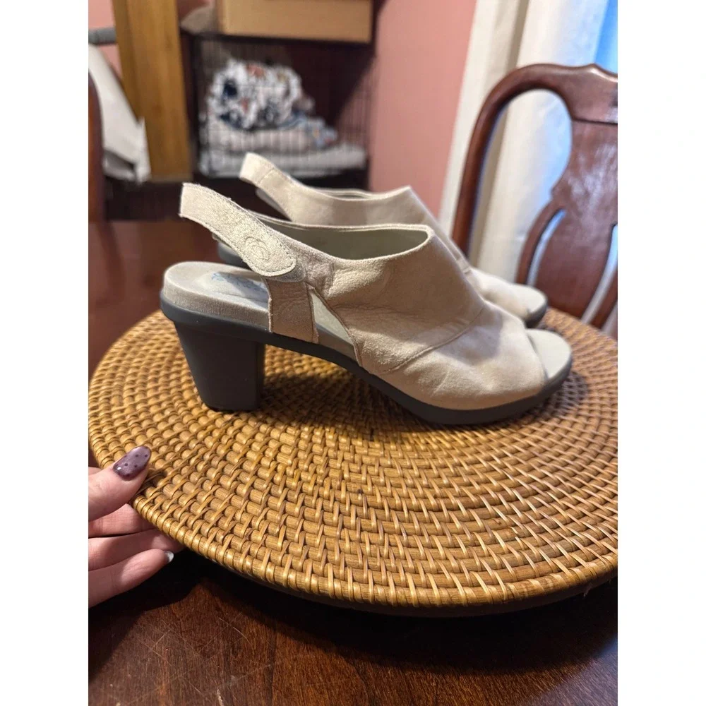 Cloud Footwear Womens Metallic Suede Slingback Block Heel Sandals Beige Size 40